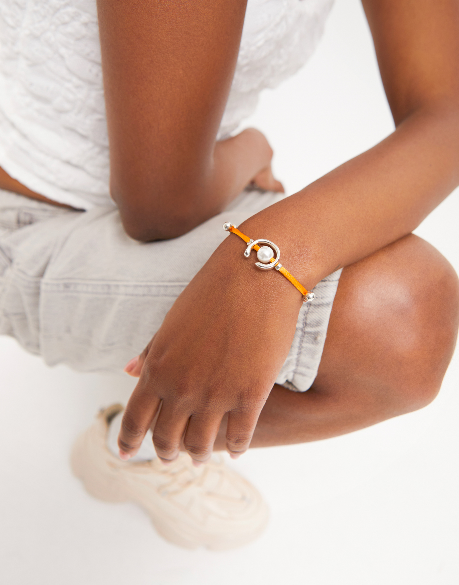 Pulsera de hilo naranja con perla shell fornitura bañada en plata de ley., Plateado, large thumbnail